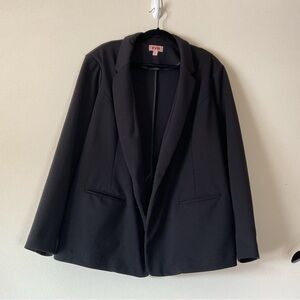 EVRI Black Blazer with Wide Lapels and Relaxed Fit